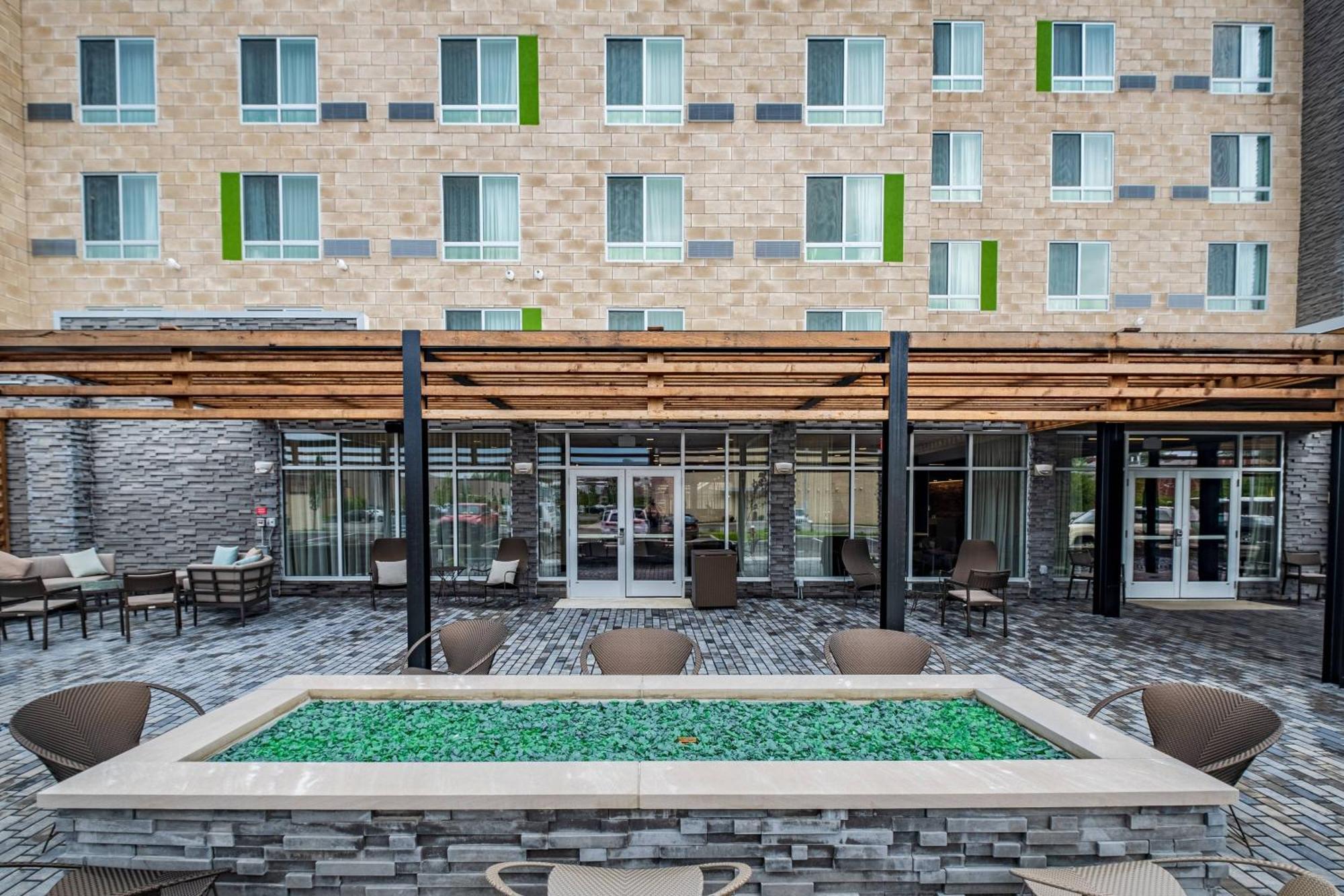 Courtyard By Marriott Toledo West Hotel Exterior photo