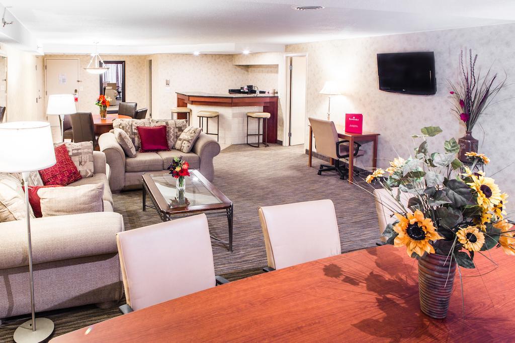 Courtyard By Marriott Toledo West Hotel Exterior photo