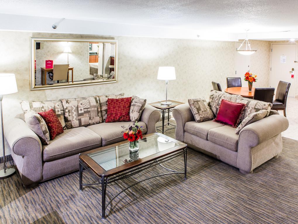 Courtyard By Marriott Toledo West Hotel Exterior photo